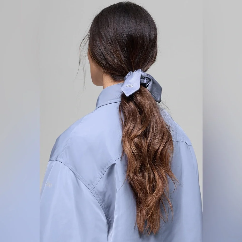 Alo Yoga Airlift Rhythm Scrunchie in Winter Frost